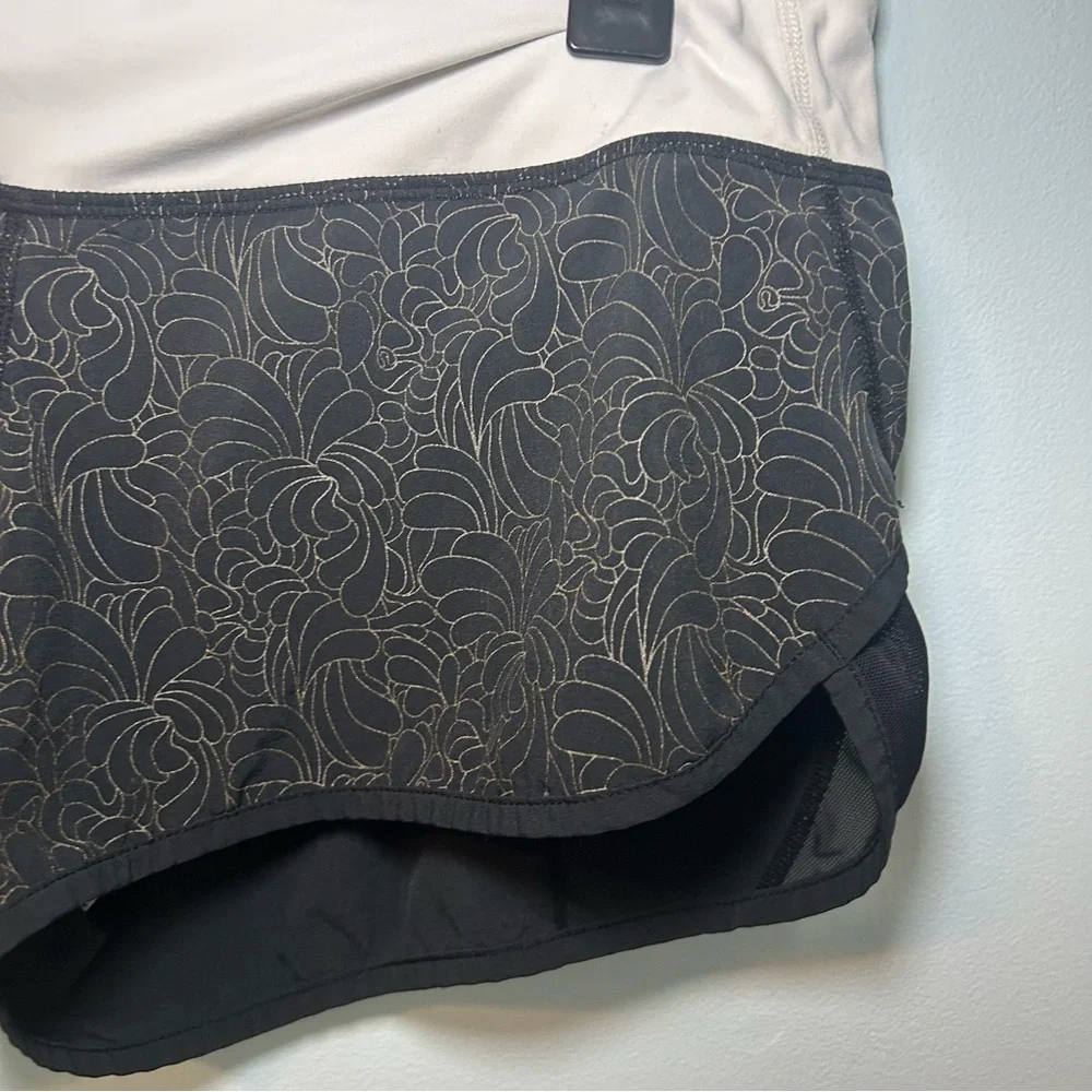 Lululemon White & Black Floral Embossed Speed Up Athletic Shorts Size 12